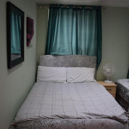 Three Bedroom House Lancaster Road 런던 외부 사진