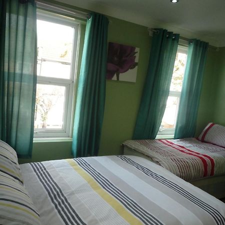 Three Bedroom House Lancaster Road 런던 외부 사진