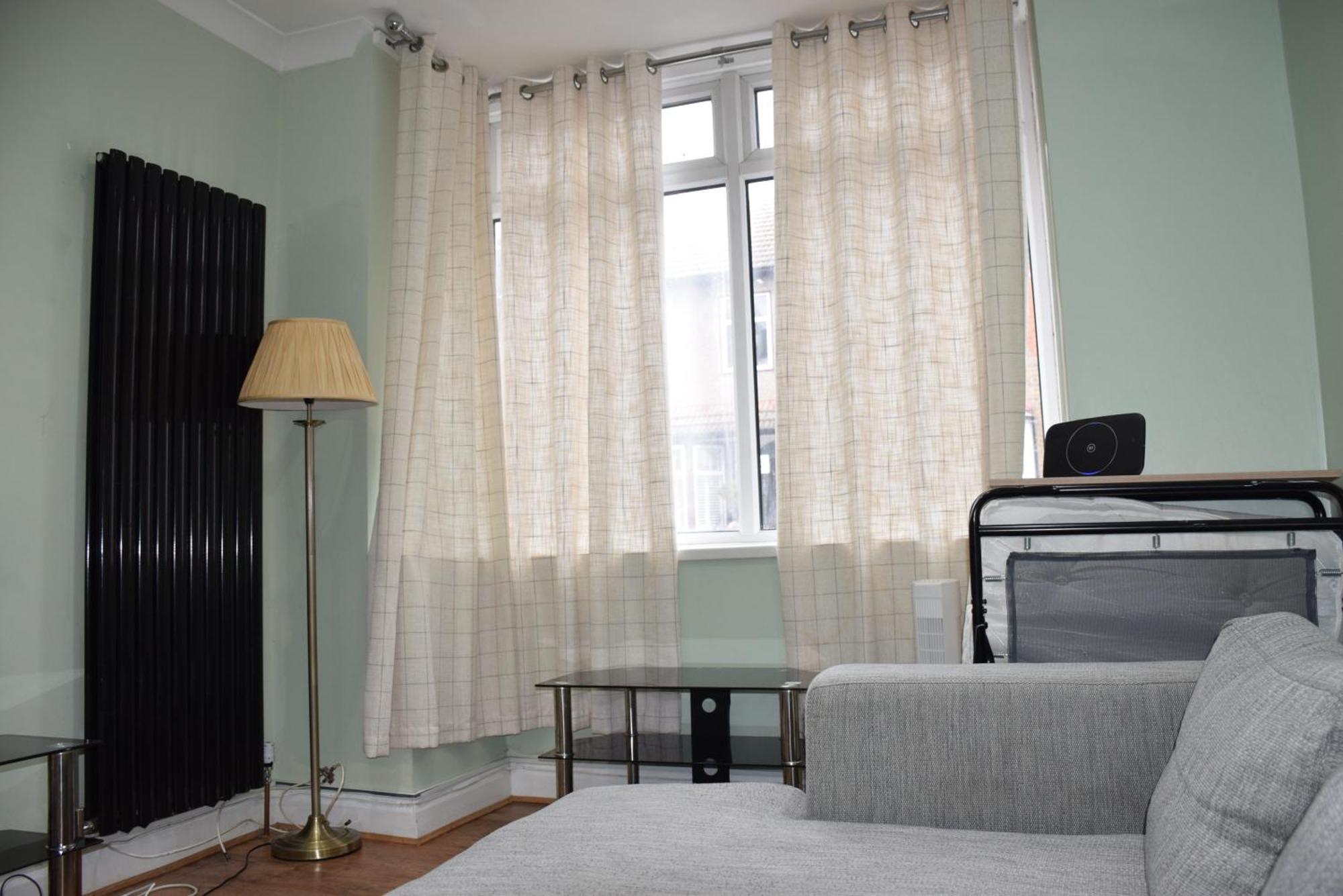Three Bedroom House Lancaster Road 런던 외부 사진
