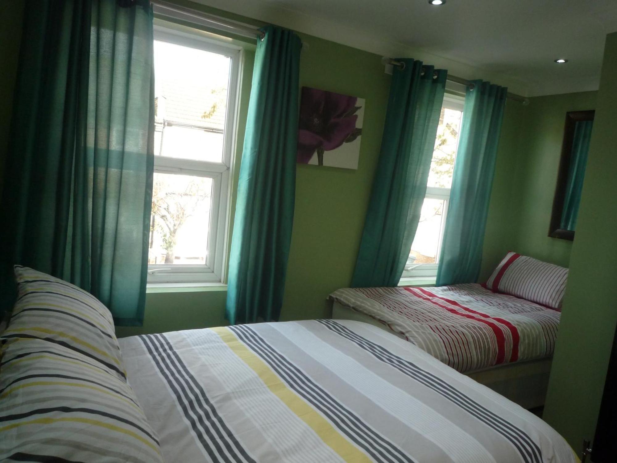 Three Bedroom House Lancaster Road 런던 외부 사진