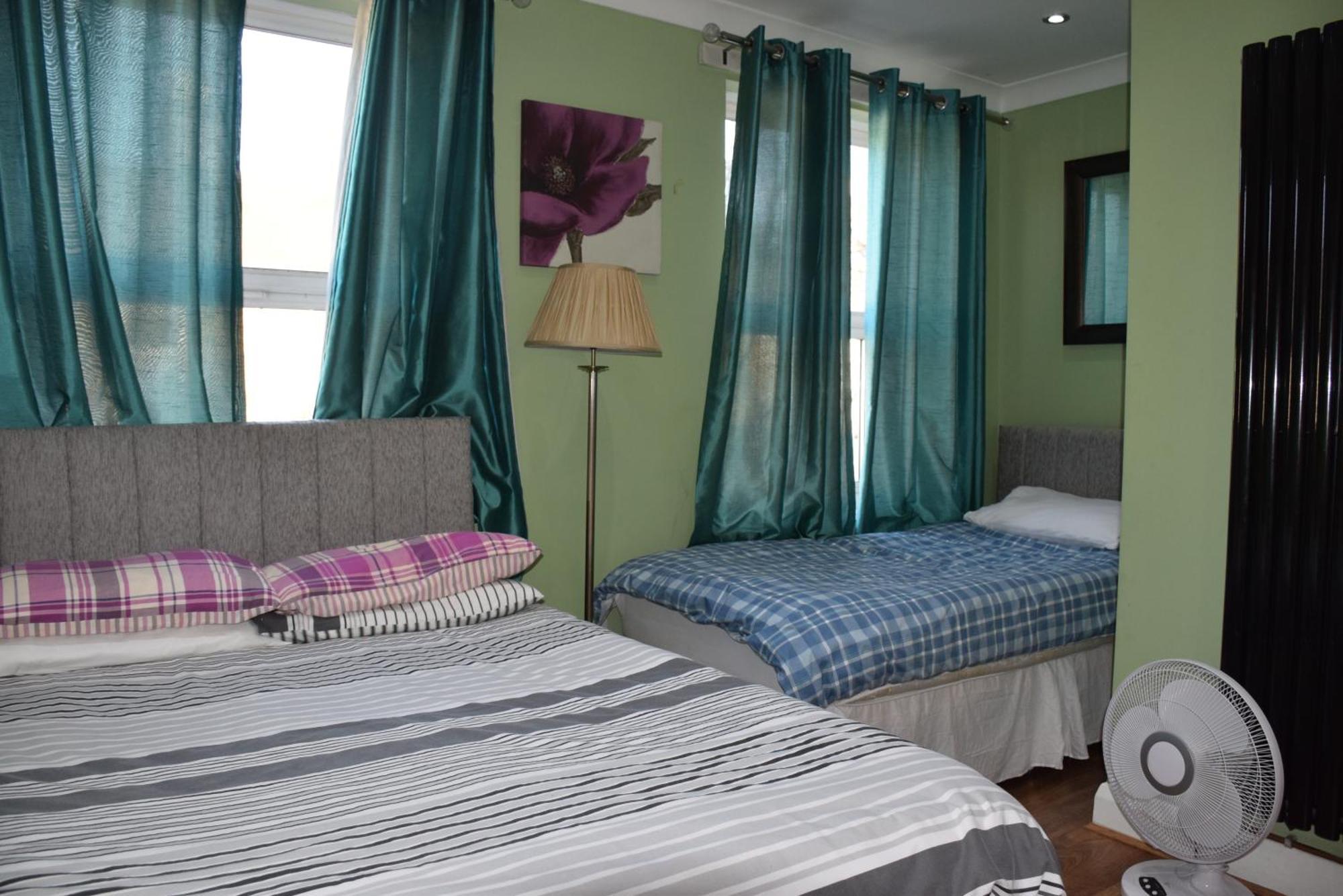 Three Bedroom House Lancaster Road 런던 외부 사진